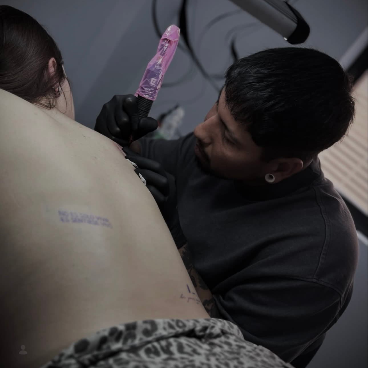 Sesión de tatuaje en el estudio Cattleya