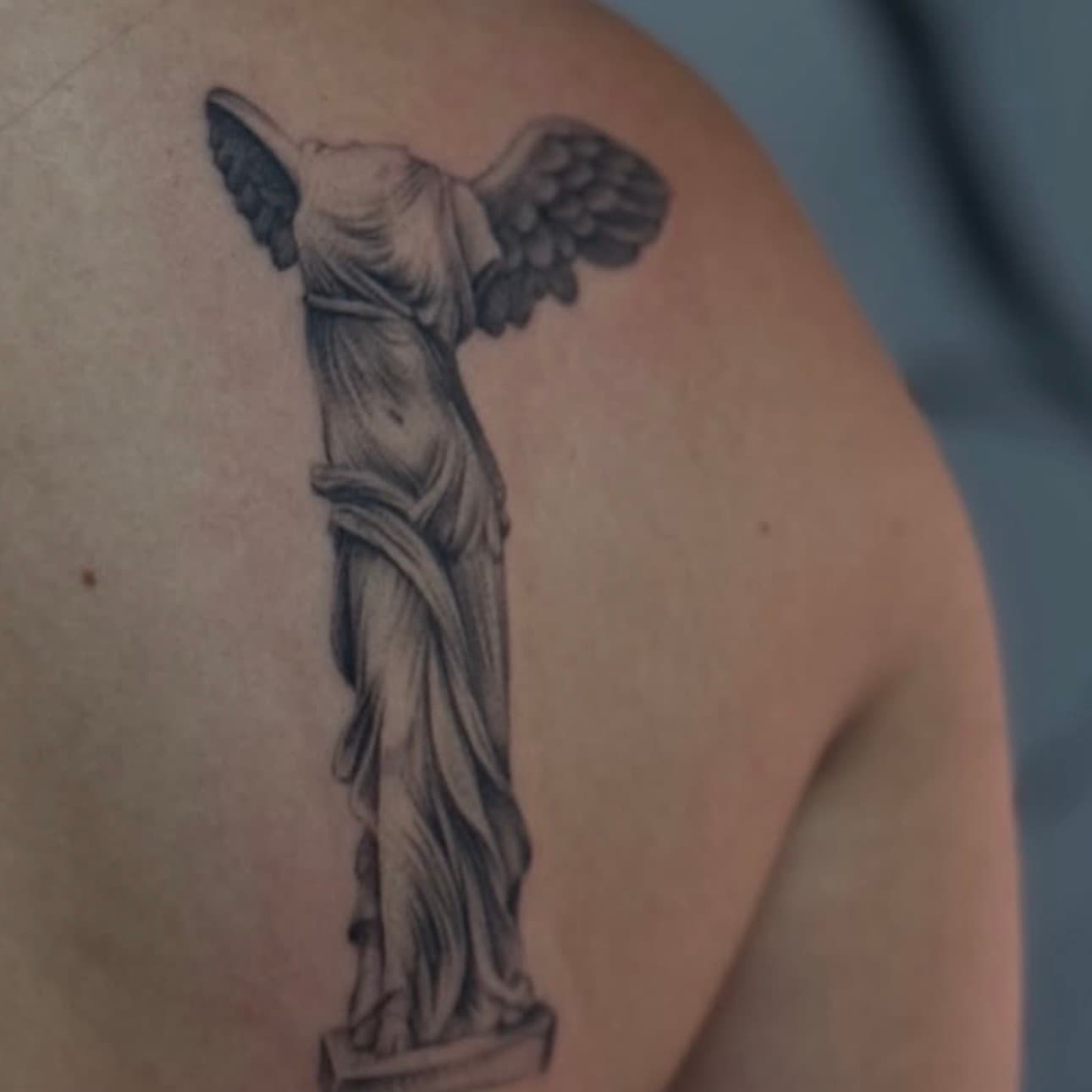 Tatuaje de la Victoria de Samotracia en la espalda