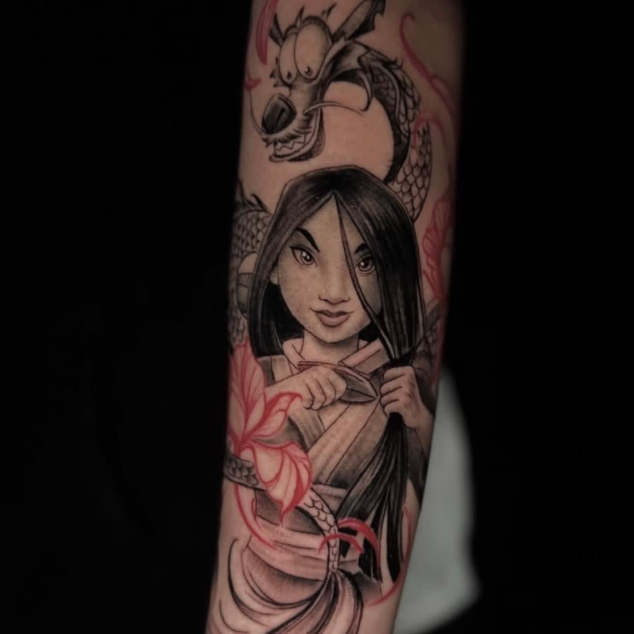 Tatuaje de Mulán con dragón y detalles en rojo