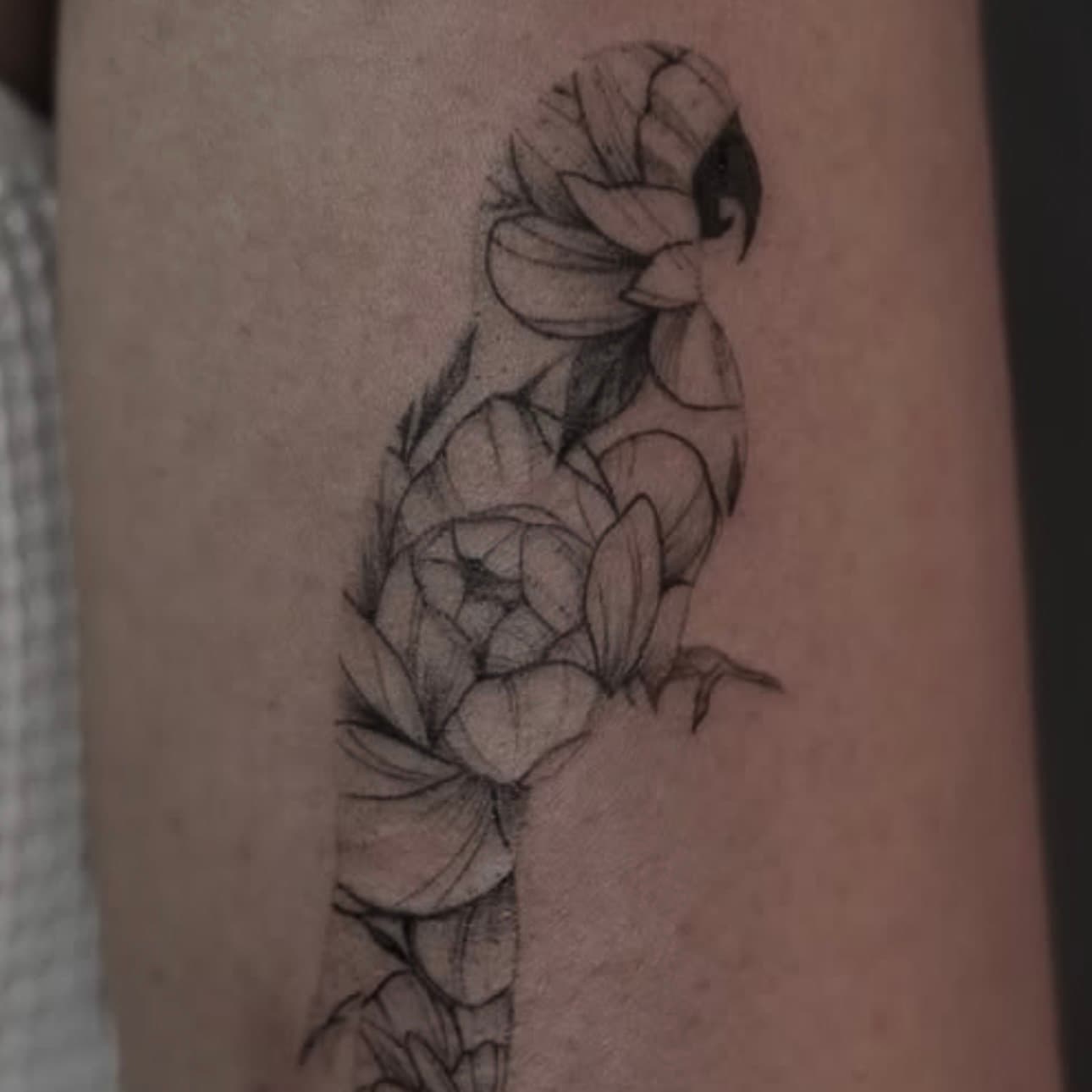 Composición floral en fineline en el brazo