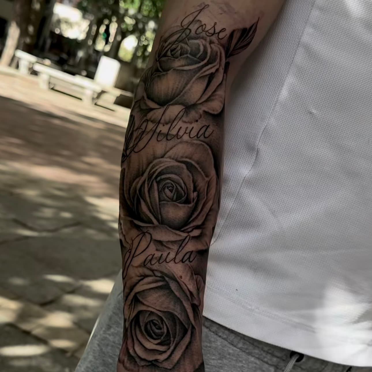 Manga de rosas en realismo con nombres en lettering