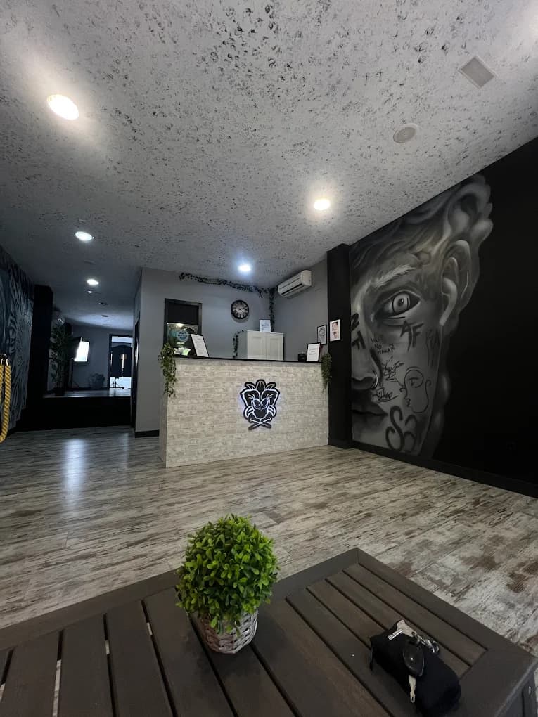 Interior del estudio Cattleya Tattoo con camilla y luz natural