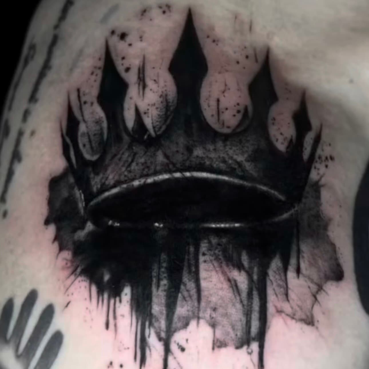 Tatuaje de corona en blackwork con efecto drip, por Samuel
