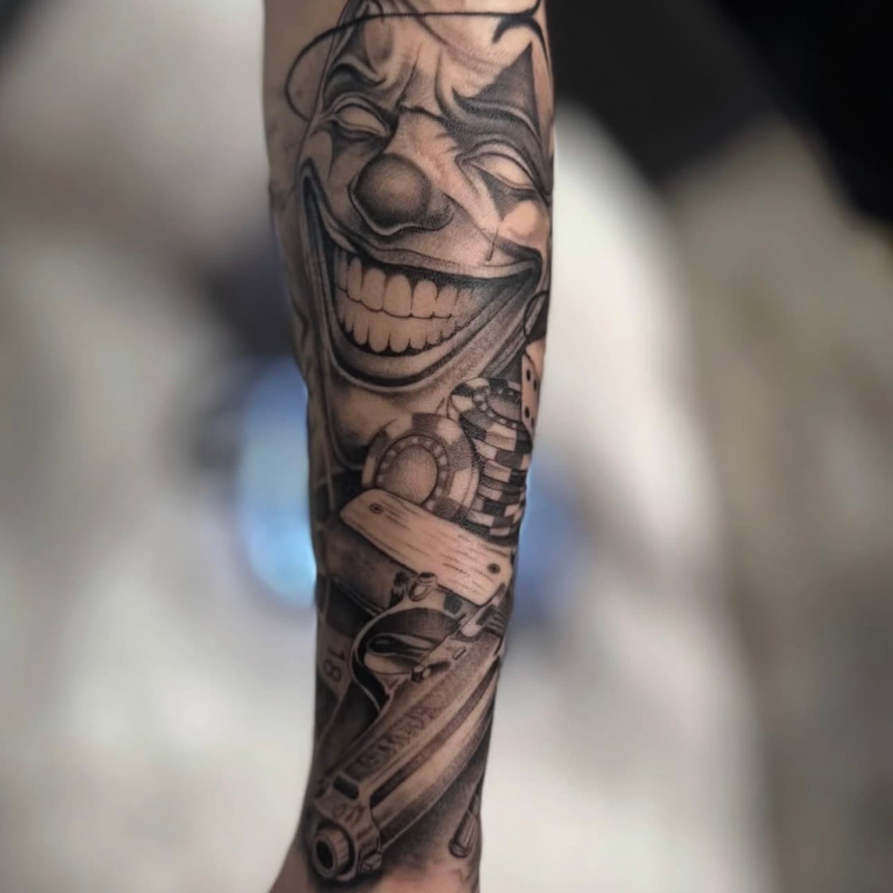Tatuaje de payaso con fichas de casino en realismo, por Sara