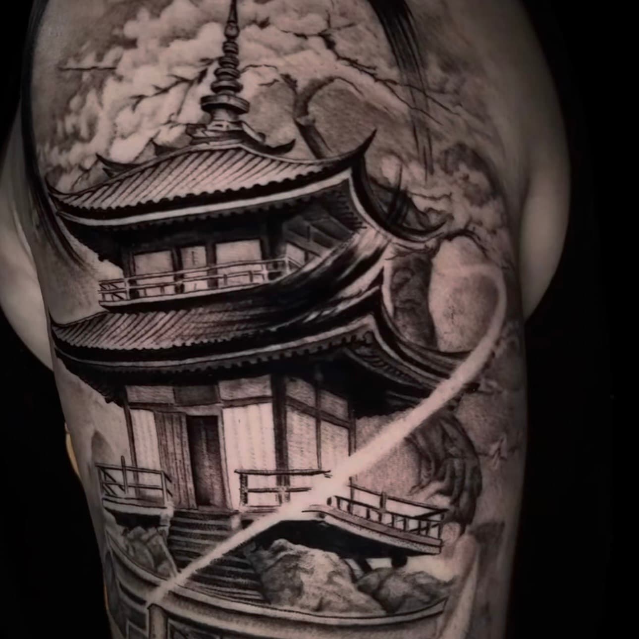 Tatuaje de pagoda japonesa en realismo, por Sara